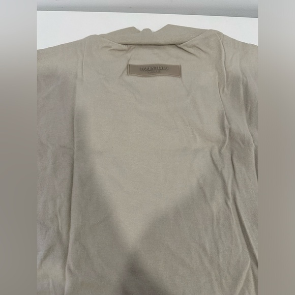 Essentials Tshirt - Picture 4 of 5